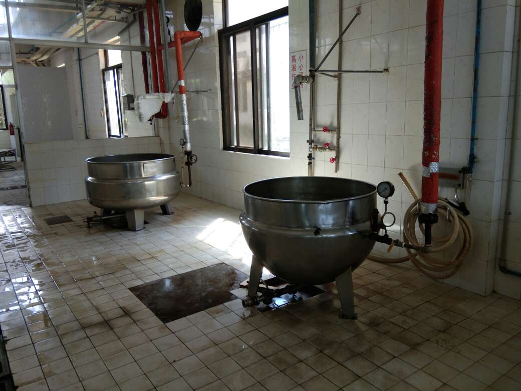 使用青青草成人自拍蒸黄豆制作酱料