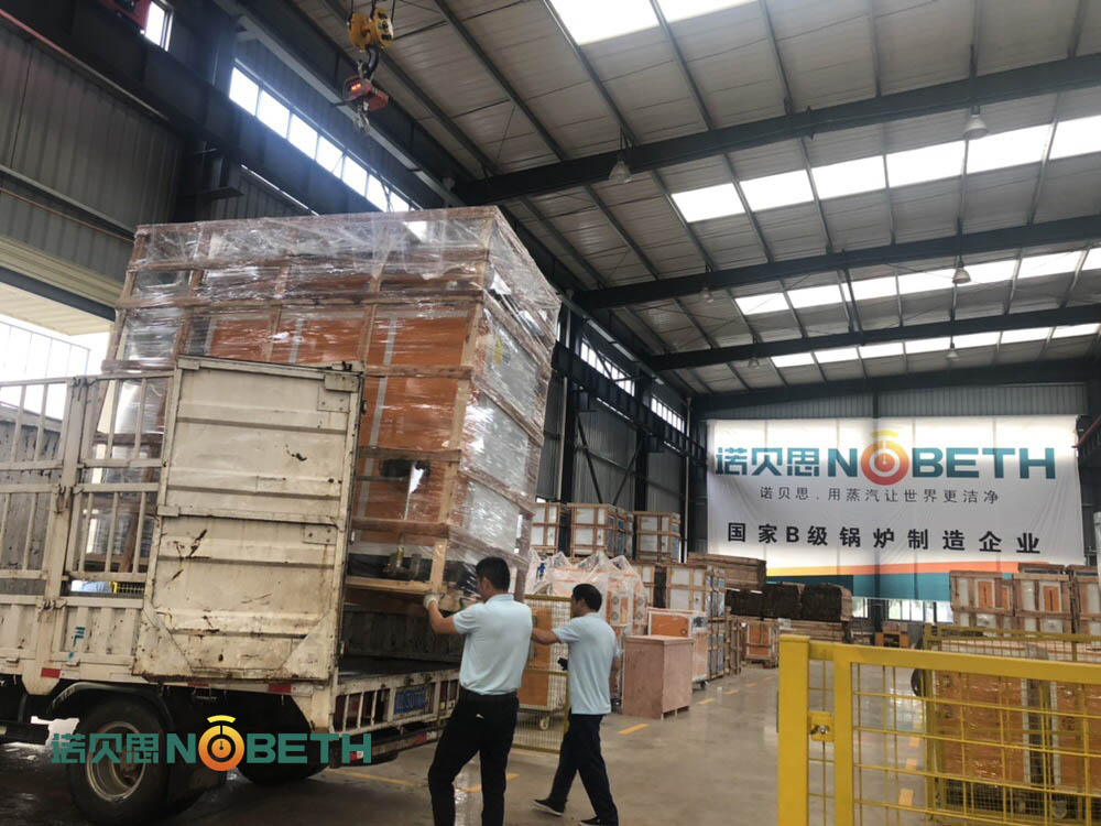 0.5T低氮青青草成人自拍工人师傅正在检查设备