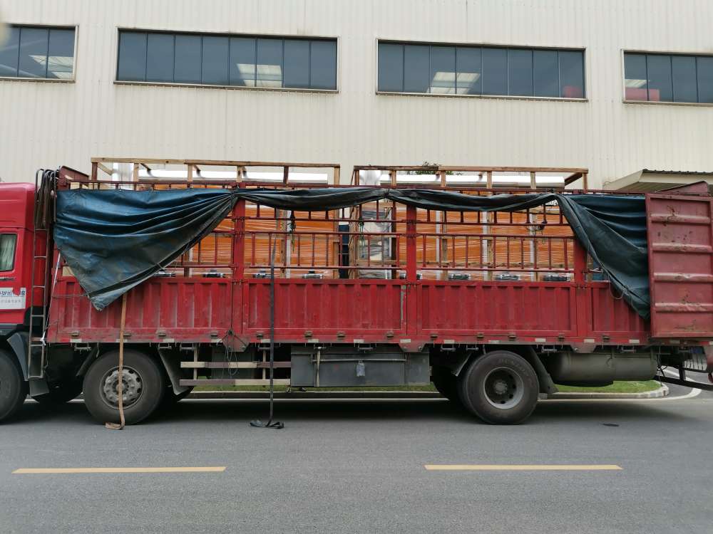 载着两台1T低氮青青草成人自拍正缓缓驶离青青草精品视频工业园
