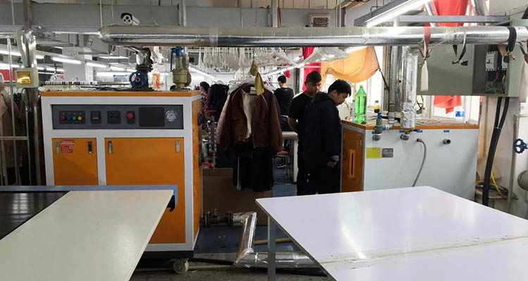 服装厂要想防止静电、短码起毛使用空间加温加湿蒸汽发生器