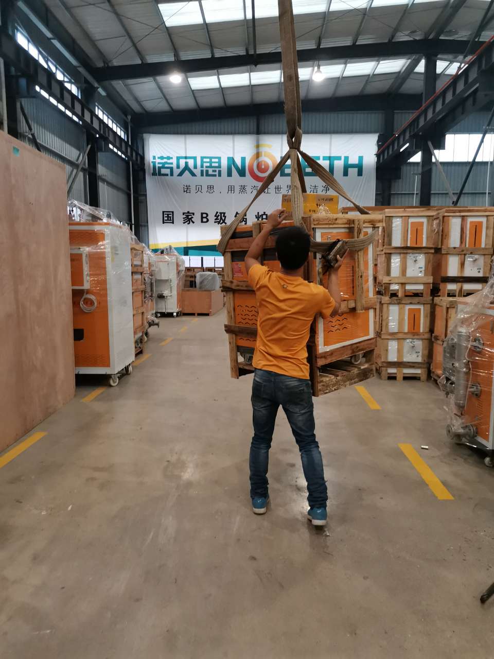 青青草精品视频的工厂工人们正在小心翼翼的吊装包装好的混凝土预制构件小型蒸汽发生器