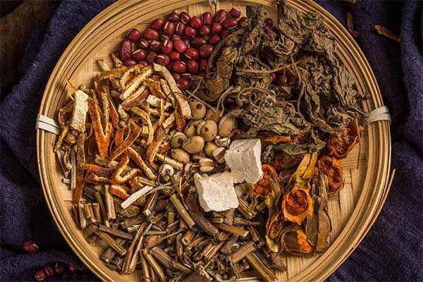 青青草成人自拍烘干中药材